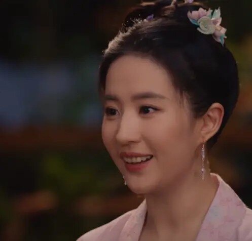 Lưu Diệc Phi vẫn trung thành với hàm răng khấp khểnh, nhờ vậy những vai diễn cổ trang của cô không quá lạc quẻ so với tạo hình