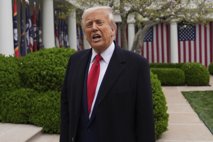 Tổng thống Donald Trump tại Nhà Trắng sau khi công bố các biện pháp thuế mới hôm 2/4. Ảnh: AP