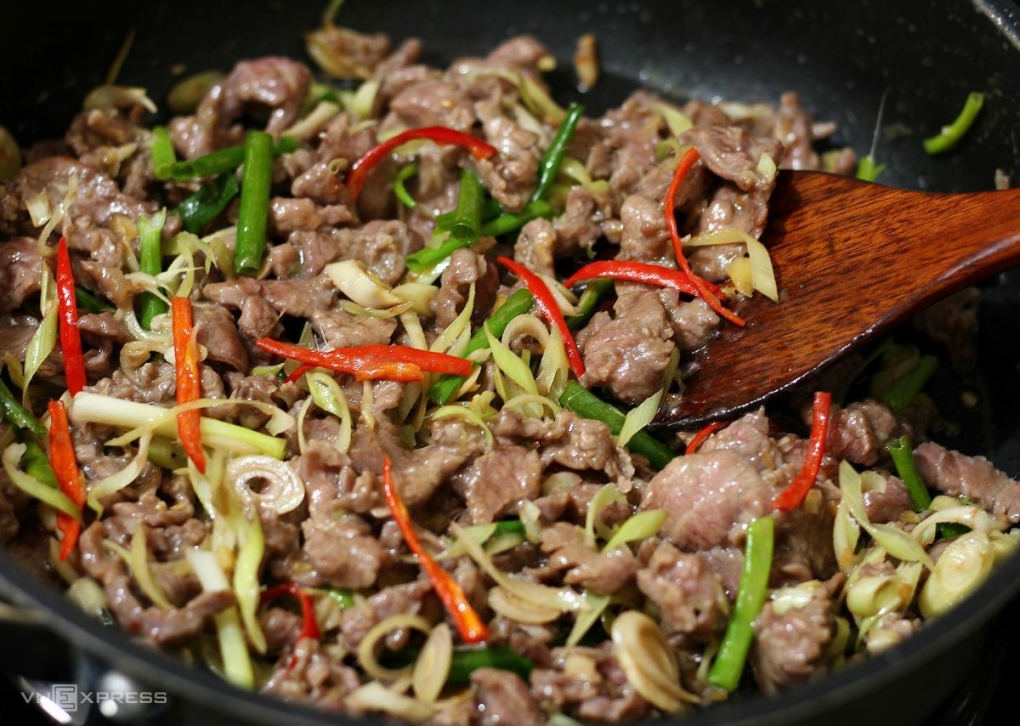Thịt bò xào mềm sả ớt. Ảnh: Bùi Thủy