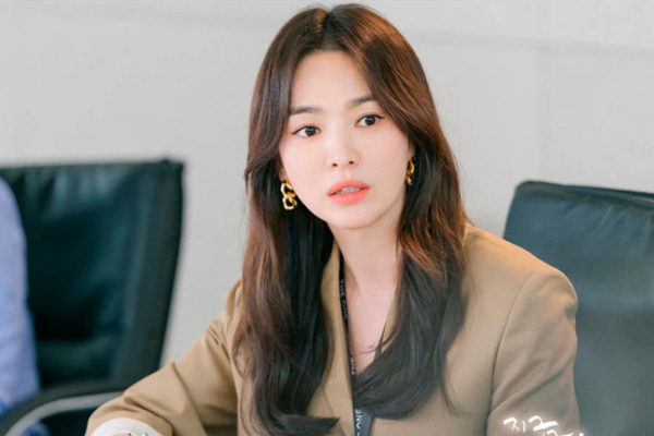 Kiểu tóc xoăn dài nữ tính mà Song Hye Kyo yêu thích.
