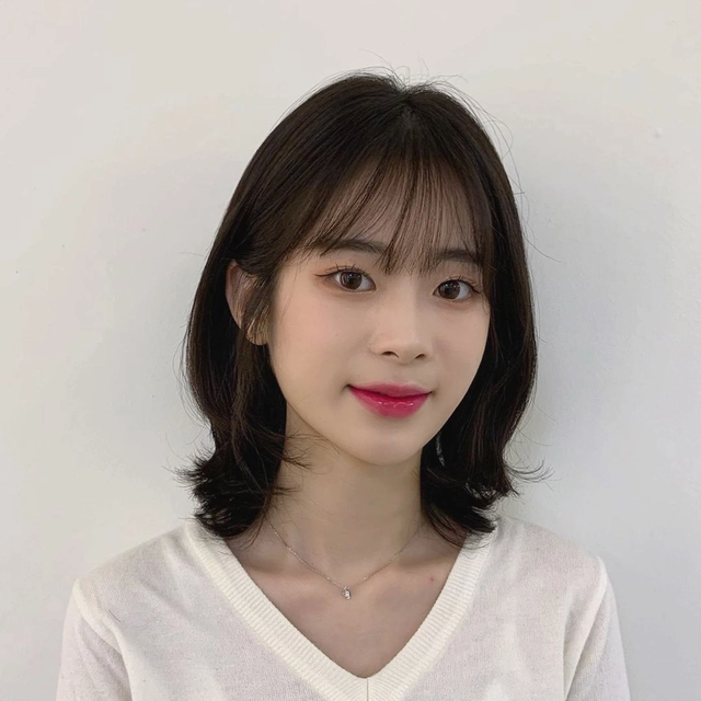 Kiểu tóc xoăn dài mái thưa trẻ trung.