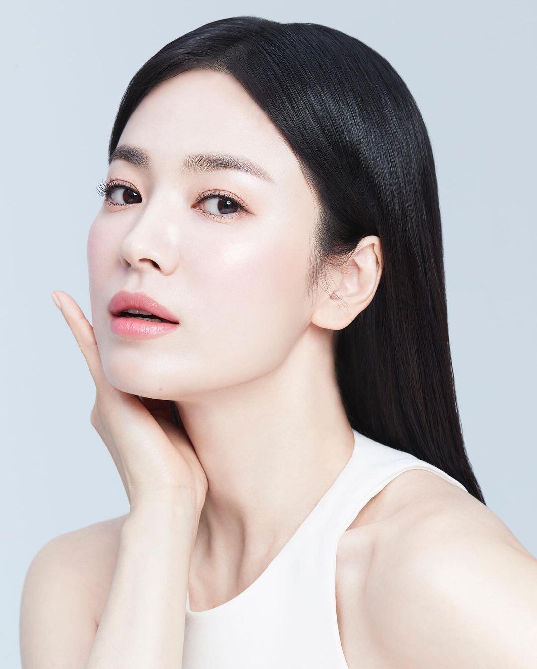 Ở tuổi 43, Song Hye Kyo vẫn được xem là “quốc bảo nhan sắc” Hàn Quốc nhờ làn da trắng mịn, không tì vết, giúp cô giữ mãi vẻ trẻ trung theo thời gian.