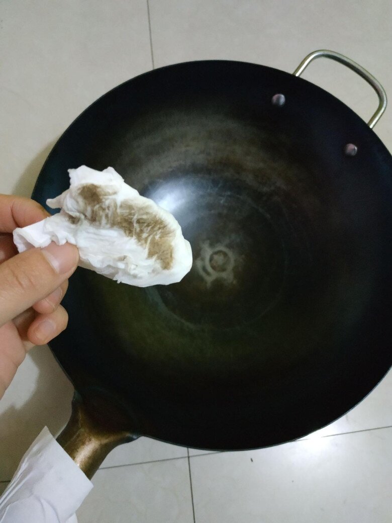 Nên lau sạch vết dầu mỡ trong nồi trước khi rửa.
