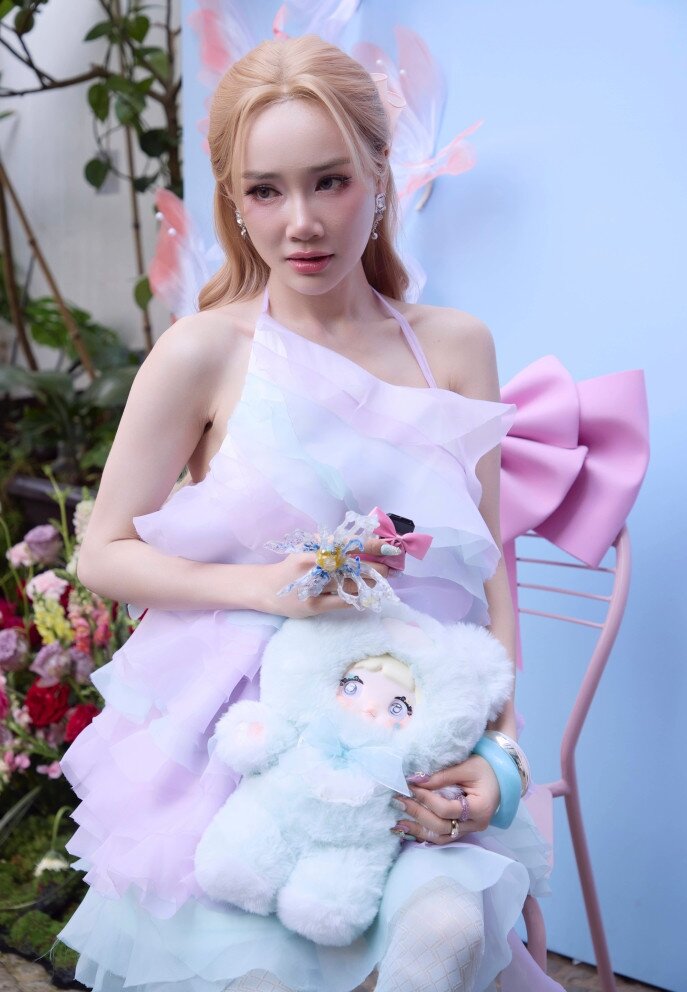 Cô nhận được nhiều lời khen trong tạo hình này nhờ sắc vóc quá xuất sắc dù đã qua hai lần sinh nở