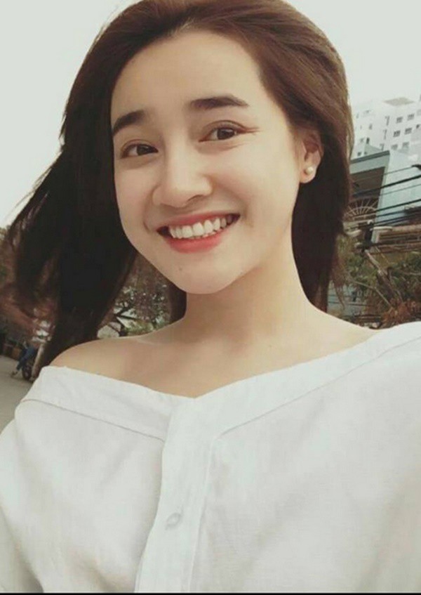Trên thực tế, bọng mắt to không hẳn là do quá trình lão hóa mà là do cơ địa của nữ diễn viên vốn đã có bọng mắt to và dễ nhăn từ thời trẻ