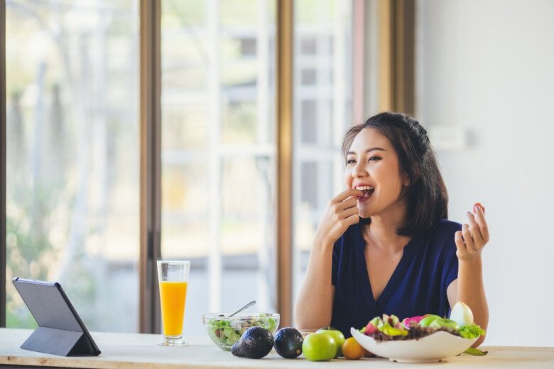 Chế độ sinh hoạt 3 “đủ” - ăn đủ chất, uống đủ nước và ngủ đủ giấc là bí quyết để tránh lão hóa vùng mắt hiệu quả nhất 