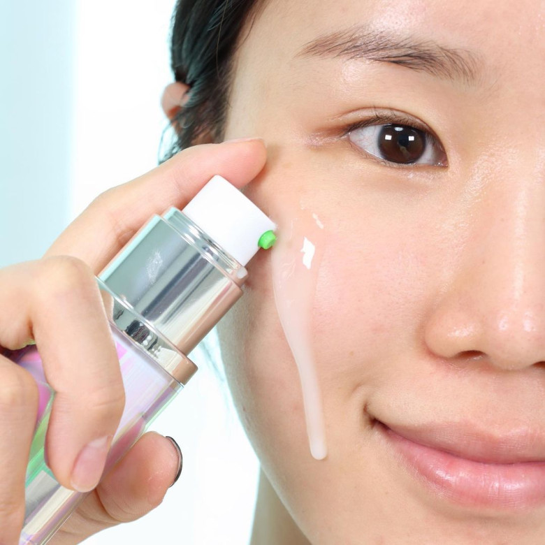 Bôi quá nhiều sản phẩm dưỡng da trước khi bôi kem chống nắng nhưng không giãn cách thời gian là một trong những nguyên nhân hàng đầu khiến lớp kem chống nắng khó “tệp” vào da 