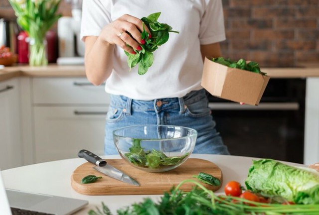 Để giảm cân bền vững, bạn nên ăn chế độ cân bằng, giàu protein, chất xơ, ít đường và chất béo bão hòa.