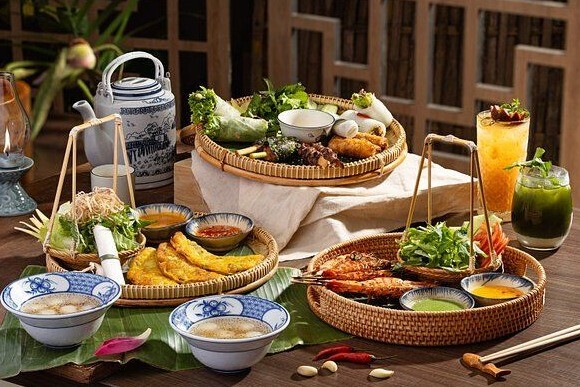 Bữa trưa không nên ăn quá nhiều dầu mỡ, chất béo. (Ảnh minh họa).