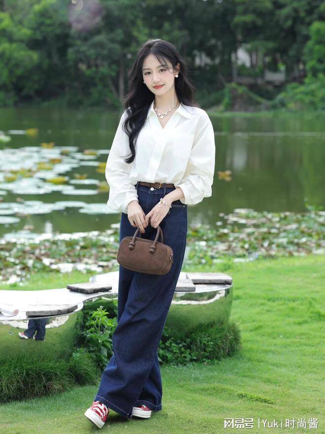 Nhét gọn toàn bộ phần áo vào trong quần ống rộng, phối cùng thắt lưng tối màu sẽ giúp vòng eo nổi bật và tỷ lệ cơ thể trở nên cân đối hơn. Với dáng người quả táo, quần có phần xếp ly chính là “trợ thủ” giúp che bụng khéo léo mà vẫn giữ được nét thanh mảnh.