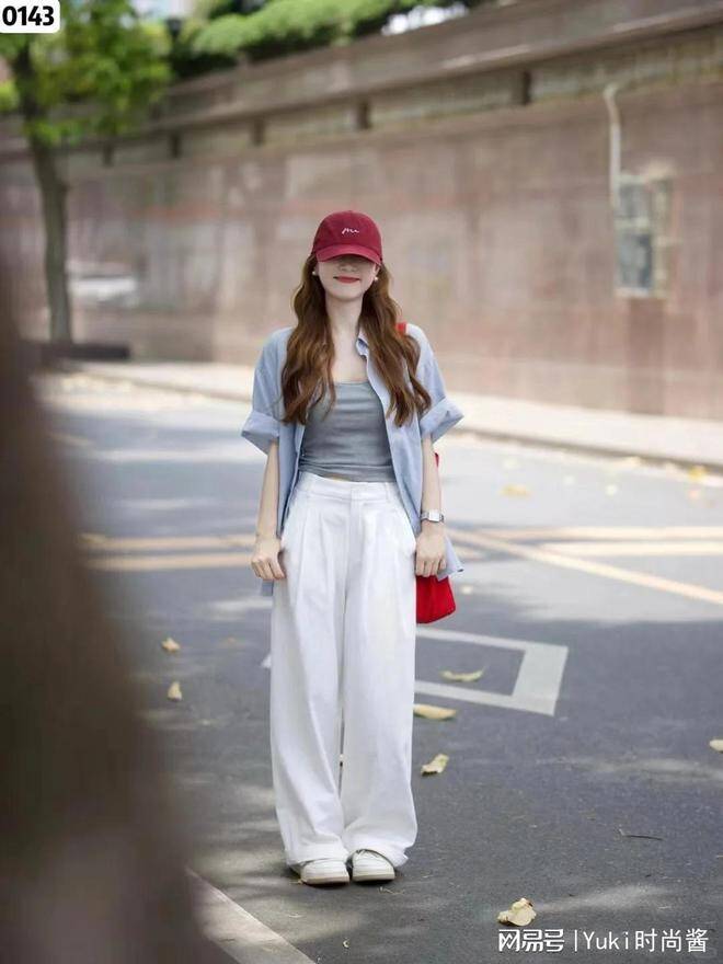 Chọn một chiếc áo 2 dây ngắn với quần ống rộng cạp cao màu trắng và áo sơ mi xanh rộng rãi. Chiếc mũ bóng chày màu đỏ để tô điểm cho vẻ ngoài của bạn, vừa chống nắng vừa hợp thời trang. 