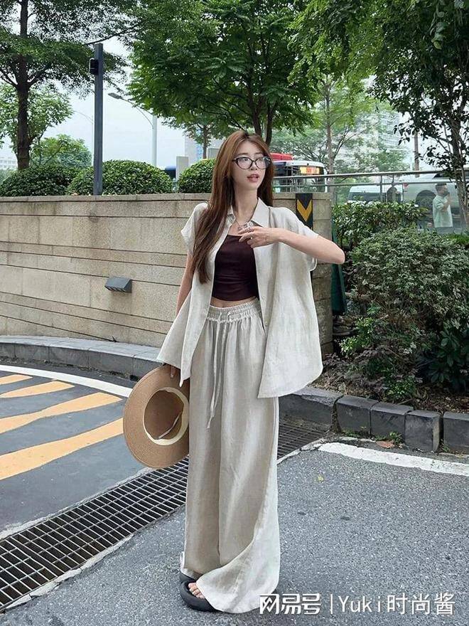 Áo crop top màu nâu sẫm bên trong áo sơ mi kaki sáng màu và chọn quần ống rộng bằng vải cotton và vải lanh cùng màu với quần tạo nên phong cách ngắn trên - dài dưới vừa che được mỡ thừa vừa giúp bạn trông thon thả hơn.