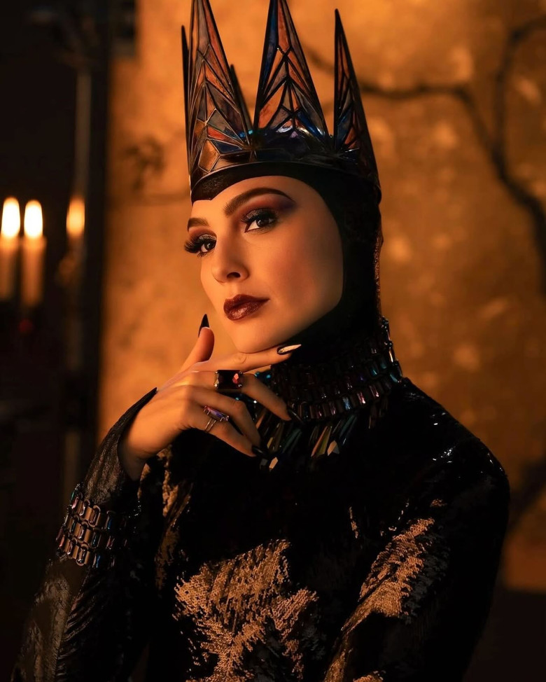 Gal Gadot hóa thân thành hoàng hậu độc ác trong phim Snow White nhưng đẹp lấn át cả nữ chính.