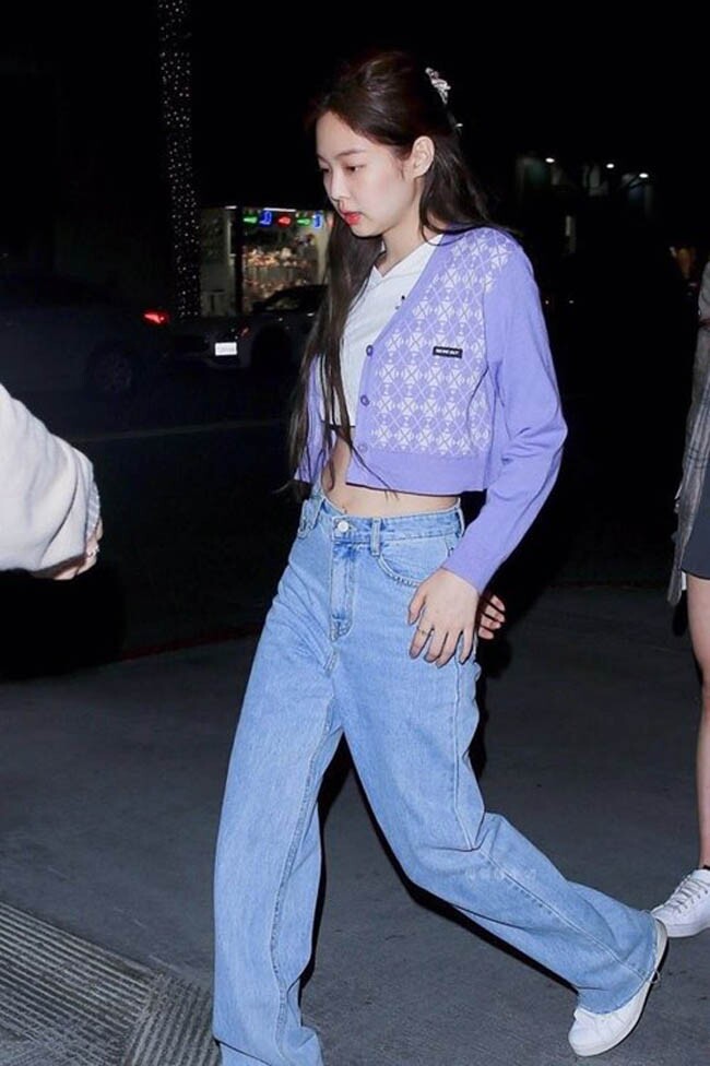 Phong cách Y2K được tái hiện sống động với crop top trắng và cardigan tím họa tiết, kết hợp cùng jeans ống suông mang đến vẻ trẻ trung, phóng khoáng.