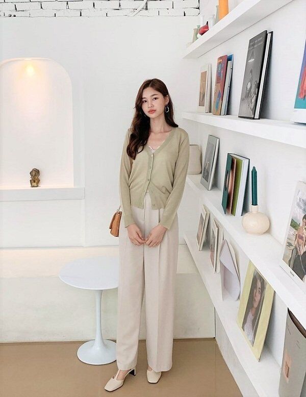 Gam màu nude – xanh olive nhẹ nhàng cùng chất liệu bay bổng tạo nên outfit hoàn hảo cho những ngày thư giãn trong quán café nghệ thuật. Cardigan mỏng khoác hờ càng làm nổi bật nét nữ tính đầy tinh tế.