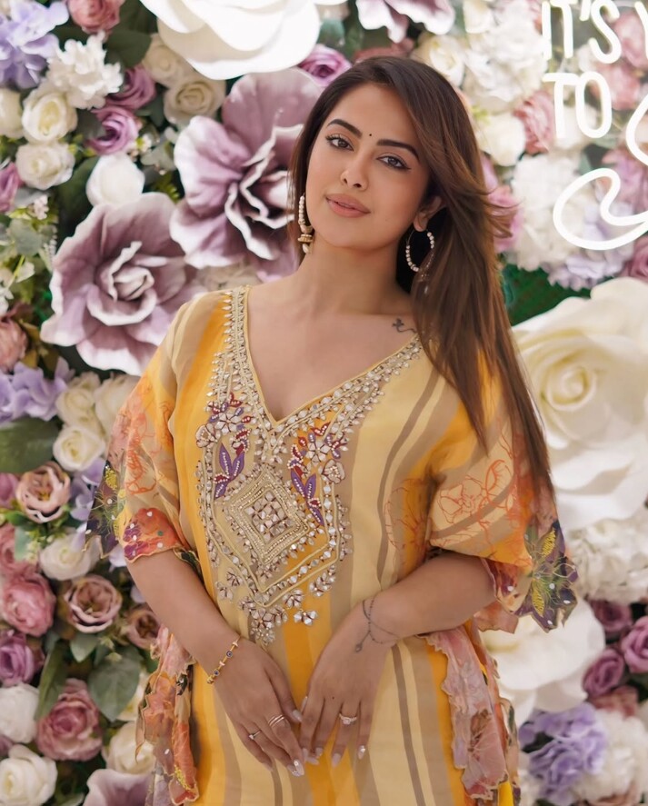 Avika Gor xinh đẹp trong những bộ trang phục truyền thống của người Ấn Độ.