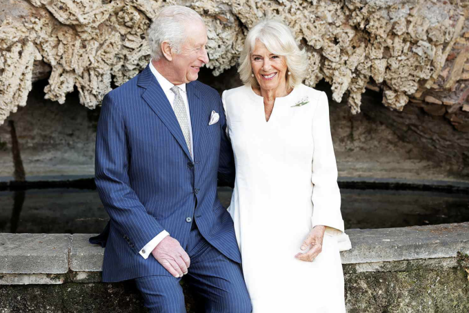 Vua Charles và Hoàng hậu Camilla chụp ảnh kỷ niệm 20 năm ngày cưới tại Rome, Italy, hôm 7/4. Ảnh: CHRIS JACKSON