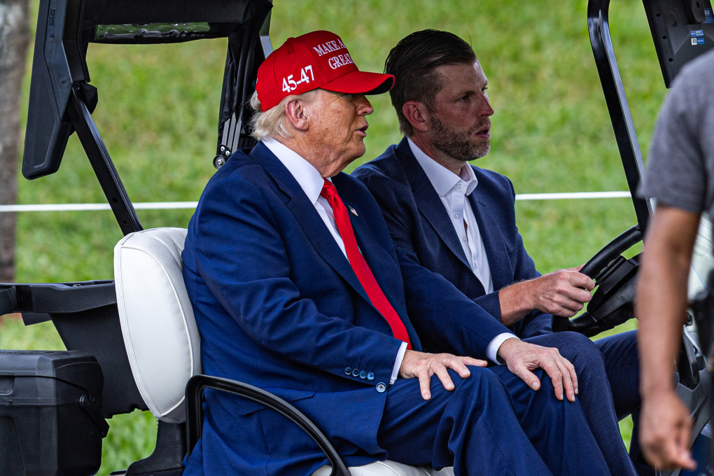 Tổng thống Mỹ Donald Trump và con trai Eric Trump lái xe golf sau khi đáp xuống hố golf số 9 bằng trực thăng Marine One, trong khuôn khổ buổi xem trước giải LIV Golf Miami tại sân Trump National Doral Miami, ngày 3/4. Ảnh: AFP.