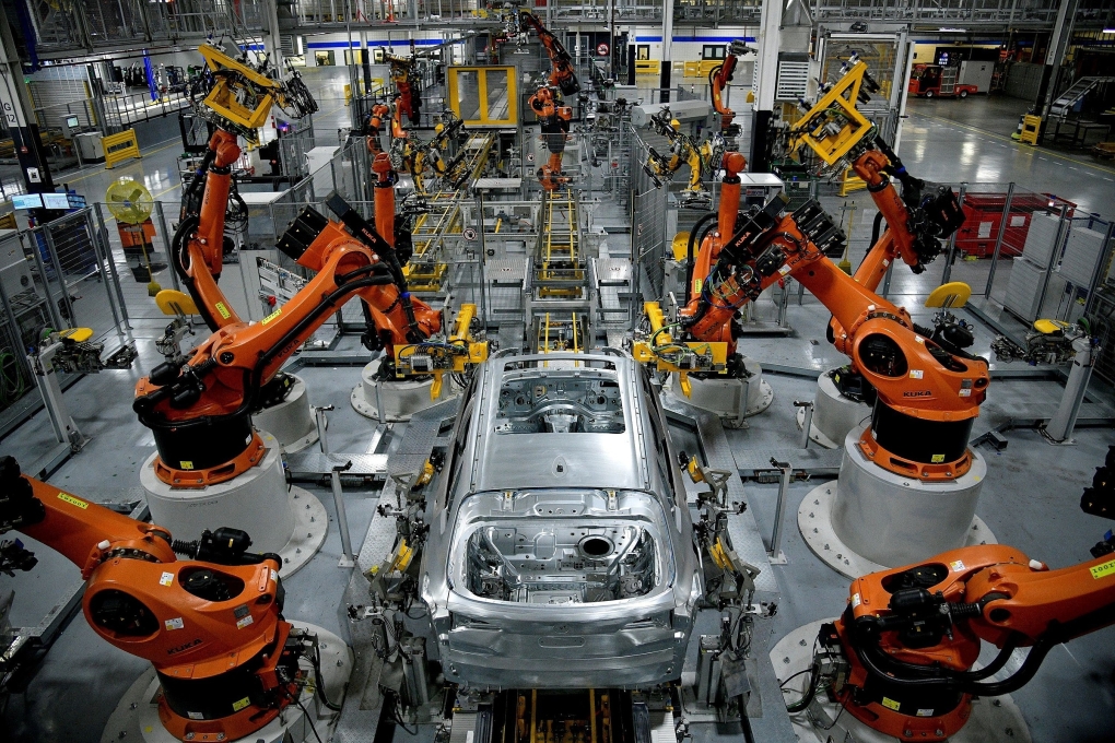 Bên trong một nhà máy của BMW tại South Carolina (Mỹ). Ảnh: Reuters