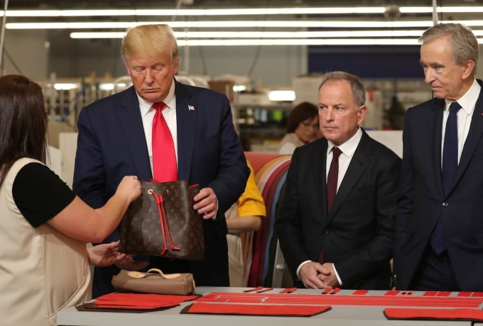 Tổng thống Trump và CEO LVMH Bernard Arnault (phải) tại nhà máy ở Texas năm 2019. Ảnh: Reuters