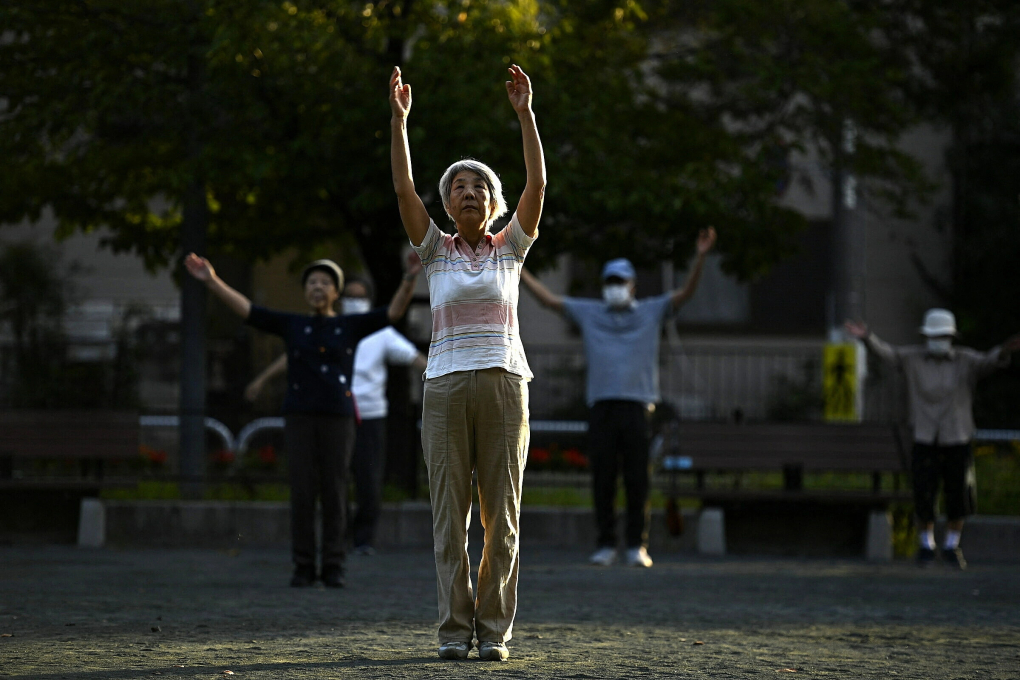 Người cao tuổi Nhật Bản tập thể dục tại công viên ở Tokyo. Ảnh: AFP