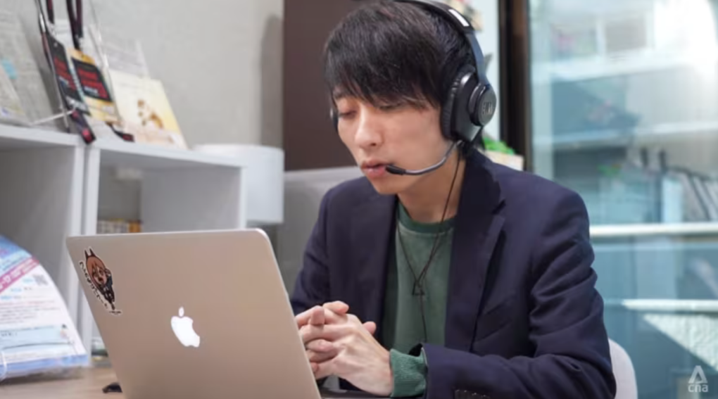Yuujin Watanabe, tư vấn viên hỗ trợ các khách hàng có ý định muốn nghỉ việc ở Nhật Bản. Ảnh: CNA