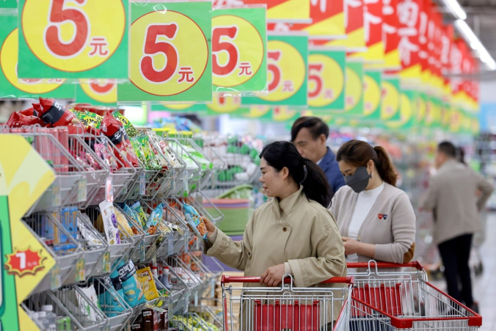 Người dân mua sắm tại một siêu thị ở Trung Quốc. Ảnh: Xinhua
