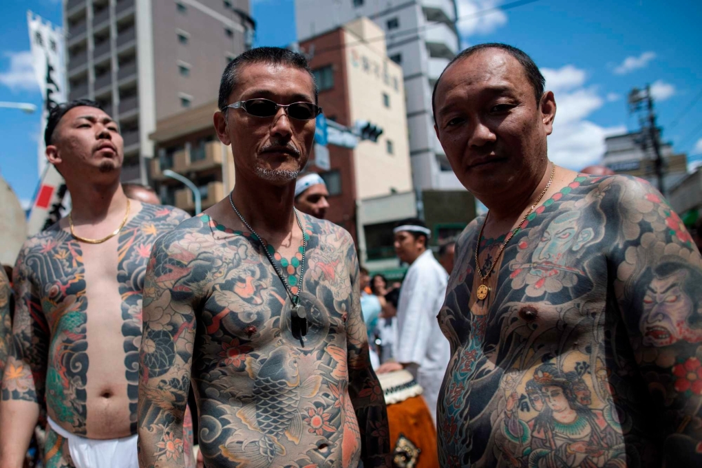 Những người đàn ông mang hình xăm liên quan tới yazuka tại một lễ hội ở Tokyo năm 2018. Ảnh: AFP