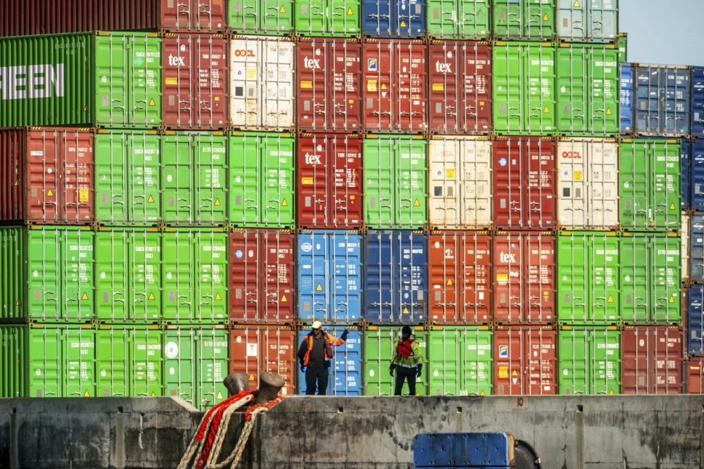 Công nhân cố định dây từ một tàu container tại cảng Oakland, California, Mỹ, ngày 4/4. Ảnh: AP