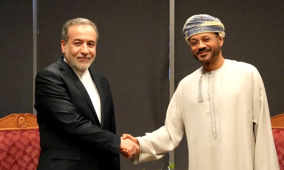 Ngoại trưởng Iran Abbas Araghchi (trái) và Ngoại trưởng Oman Sayyid Badr Albusaidi tại Muscat, Oman, ngày 12/4. Ảnh: Reuters