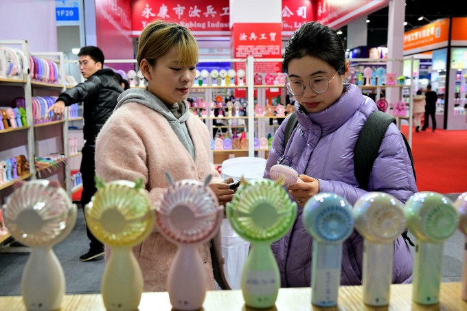Khách hàng bên trong hội chợ hàng tiêu dùng ở Nghĩa Ô hồi tháng 3. Ảnh: Reuters