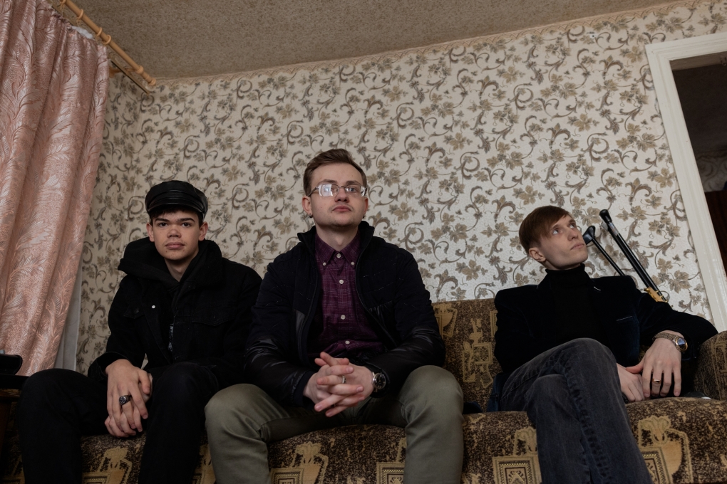 Từ trái sang phải: Masliy, Yegor và Vladik sau buổi tập nhạc rock trong căn hộ gần Sloviansk, Donetsk, ngày 9/3. Ảnh: AFP
