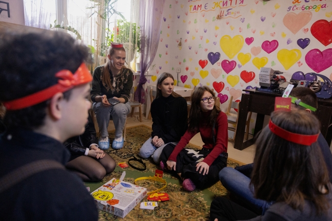 Anna (giữa, đeo kính), ngồi cạnh Sofia, trò chuyện với các em trong trung tâm Giấc mơ Sloviansk ngày 14/3. Ảnh: AFP