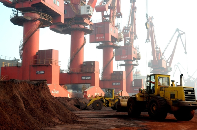 Công nhân vận chuyển đất có chứa đất hiếm để xuất khẩu tại Giang Tô (Trung Quốc). Ảnh: Reuters
