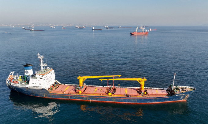 Tàu hàng chờ vào Biển Đen gần Istanbul, Thổ Nhĩ Kỳ tháng 10/2022. Ảnh: Reuters