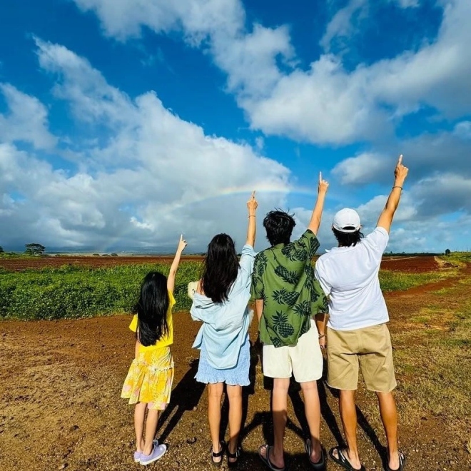 Hình ảnh Jang Dong Gun và Go So Young đưa con gái và con trai đi du lịch cách đây không lâu.