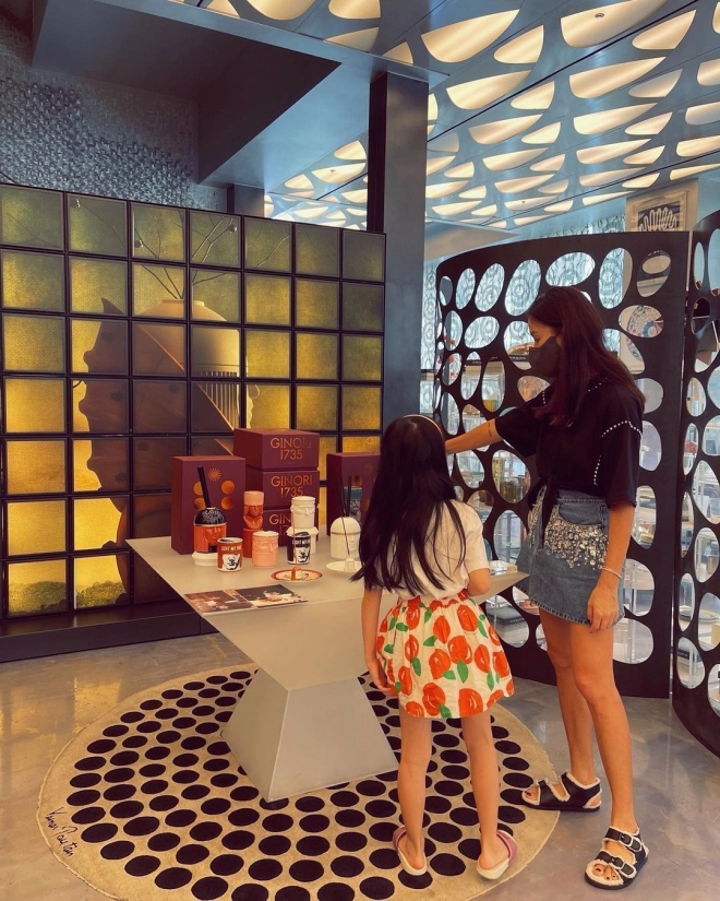 Go So Young không ngại là ngôi sao nổi tiếng, luôn đồng hành cùng các phụ huynh trong lớp con.