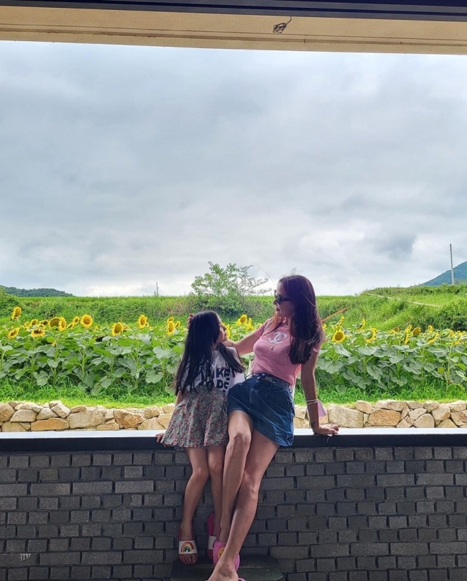 Cô bé cũng sở hữu đôi chân thon dài và vóc dáng cao ráo của mẹ.