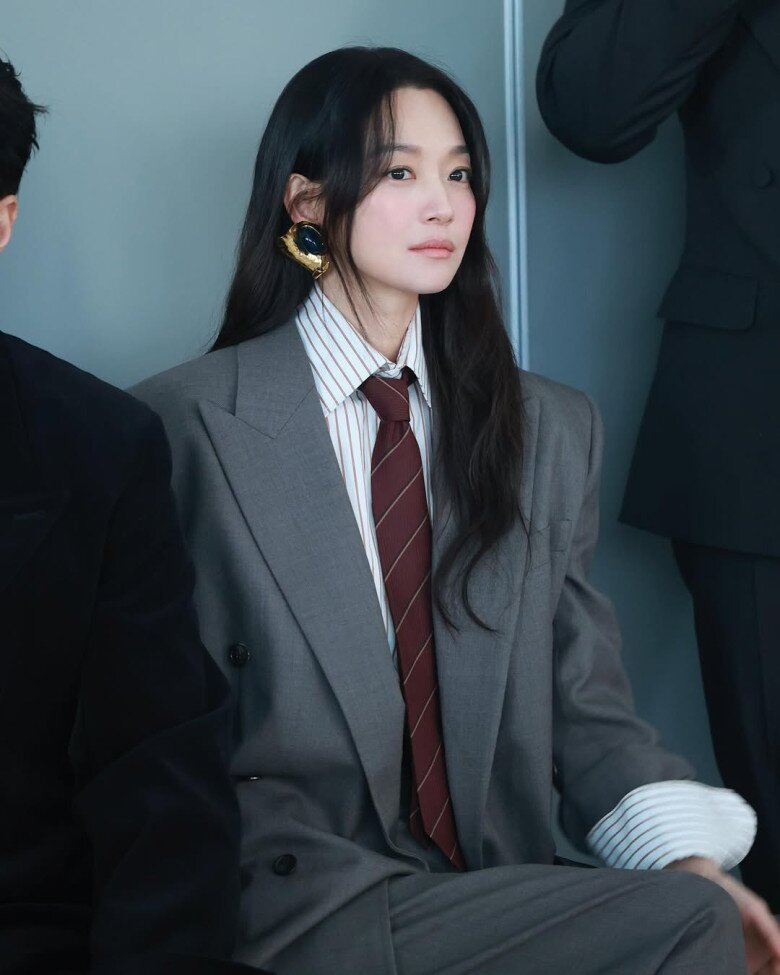 Shin Min Ah có một tạo hình vô cùng ấn tượng với khuyên tai to bản, tạo điểm nhấn cho gương mặt