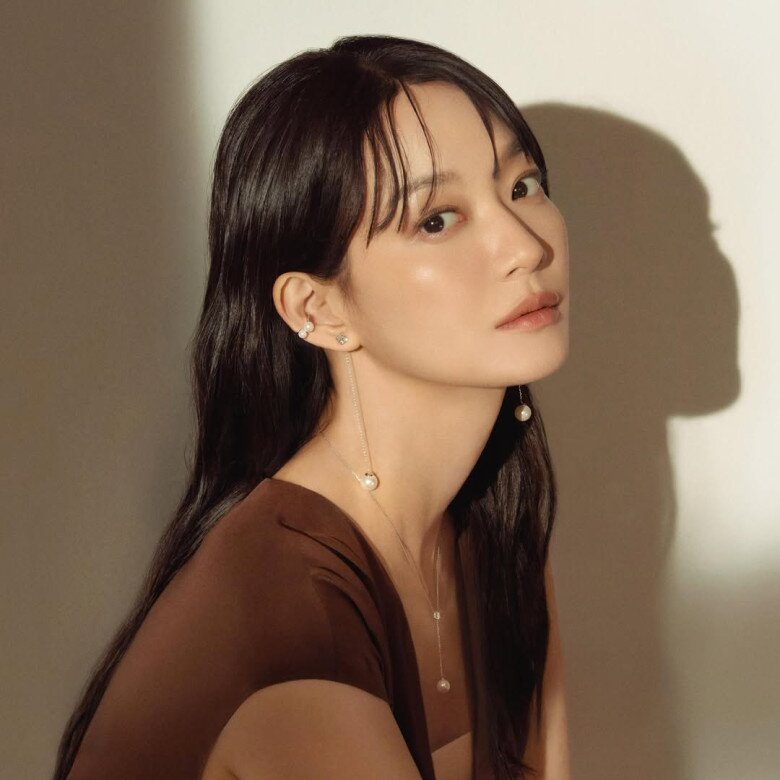 Có thể nói Shin Min Ah là một trong những sao nữ hợp với khuyên tai nhất vì phụ kiện này giúp tạo hình cô có thêm điểm nhấn nhưng không hề rối rắm và vẫn tinh tế 