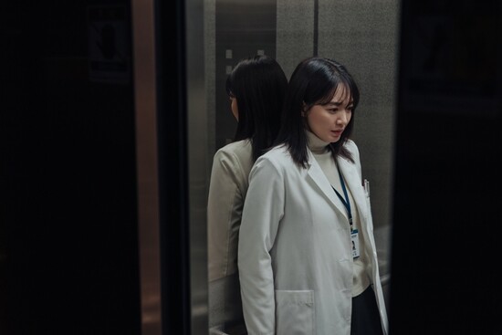  Shin Min Ah trong phim đóng vai một bác sĩ, vì vậy nhân vật của cô cần một tạo hình thanh lịch, có phần nghiêm túc