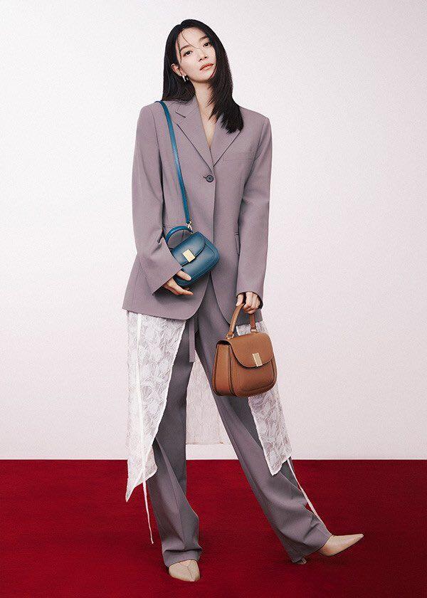 Style ngoài đời của nữ diễn viên cũng thường gắn với kiểu áo này bởi nó cho phép cô phối với nhiều kiểu áo, váy bên trong tạo cảm giác không quá yểu điệu, yếu ớt nhưng cũng đủ nữ tính và thời thượng