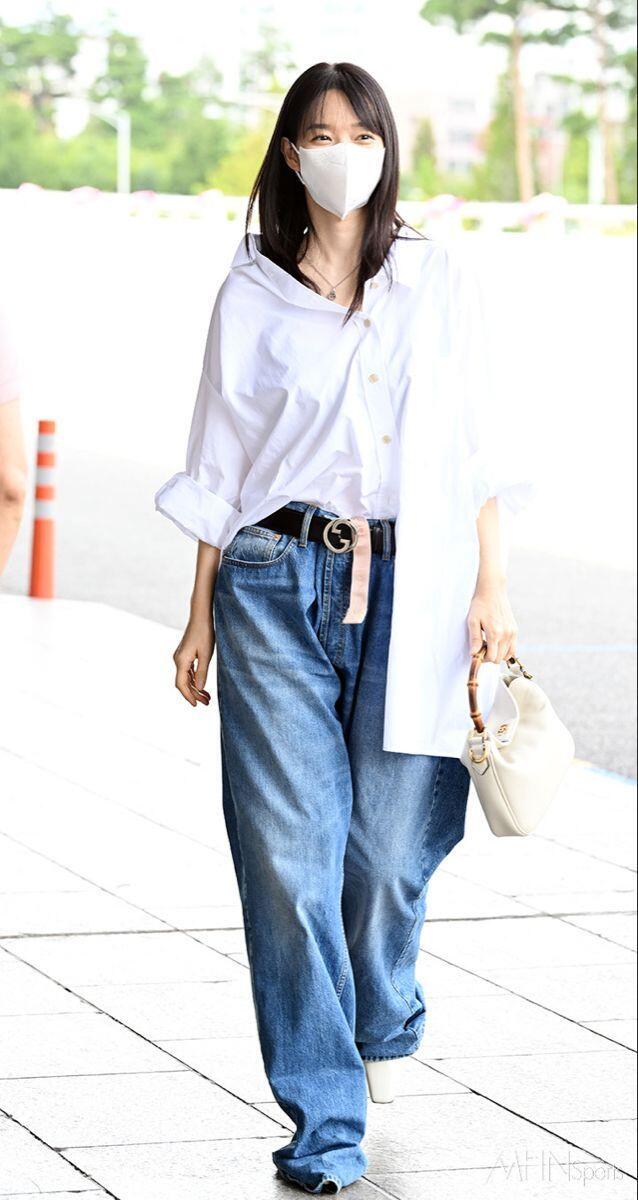 Shin Min Ah trẻ trung duyên dáng với áo sơ mi trắng và quần jeans ống rộng, một outfit quốc dân mà dù là ngôi sao hay người thường đều nên có vì khả năng hack tuổi lẫn hack dáng siêu đỉnh