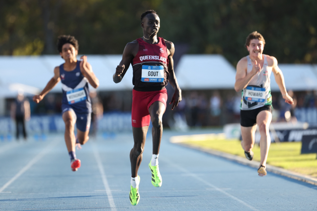 Gout Gout (giữa) thi đấu vòng loại nội dung 100m tại Giải vô địch Điền kinh Australia. Ảnh: Athletics Weekly