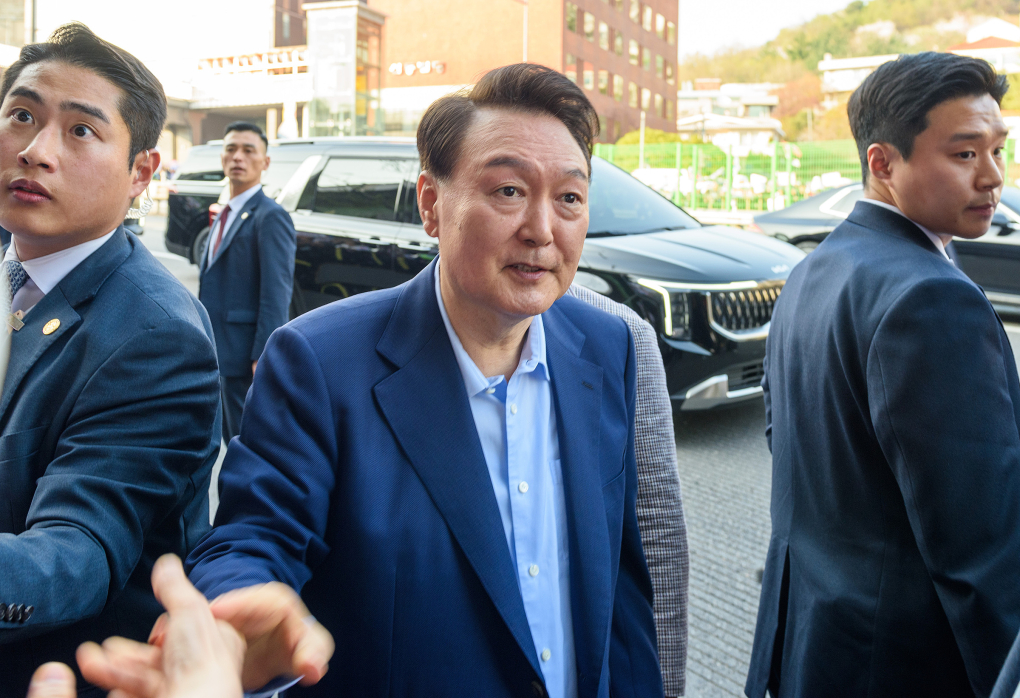 Tổng thống Hàn Quốc bị phế truất Yoon Suk-yeol (giữa) rời dinh thự Tổng thống này 11/4. Ảnh: Reuters