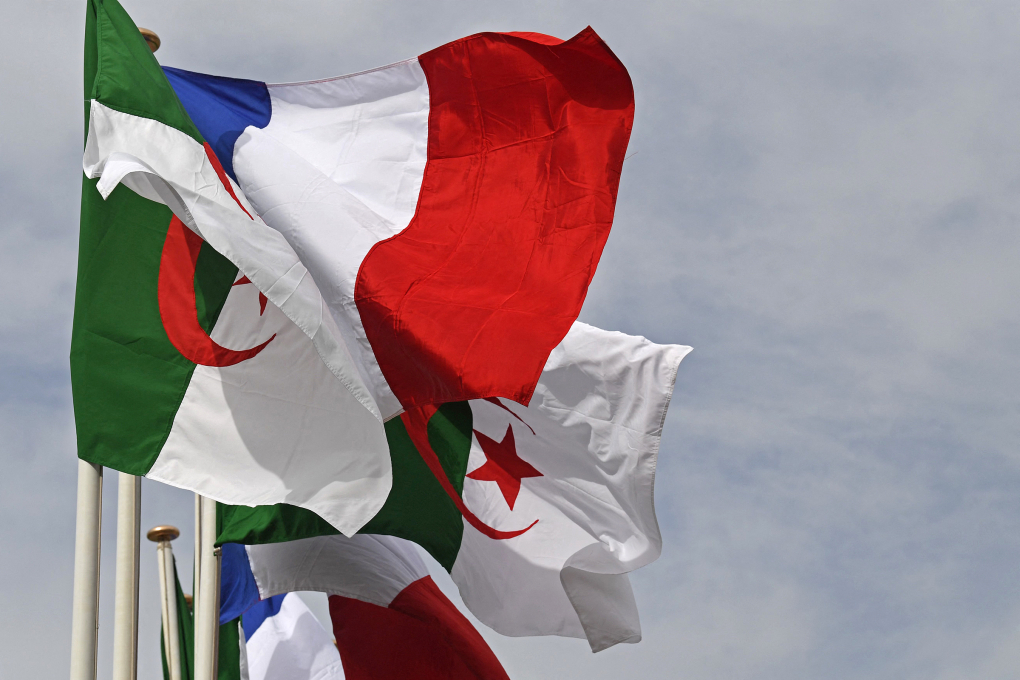 Quốc kỳ Algeria (trước) và quốc kỳ Pháp tại thủ đô Algiers, Algeria tháng 10/2022. Ảnh: AFP