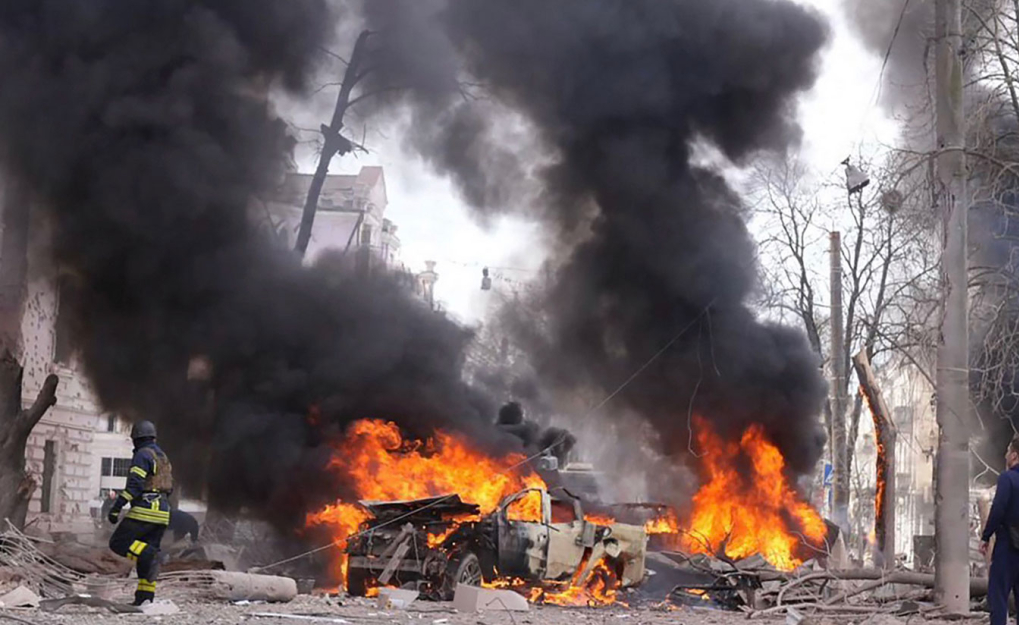 Khói lửa bốc lên trên đường phố Sumy, Ukraine, sau vụ không kích ngày 13/4. Ảnh: AFP