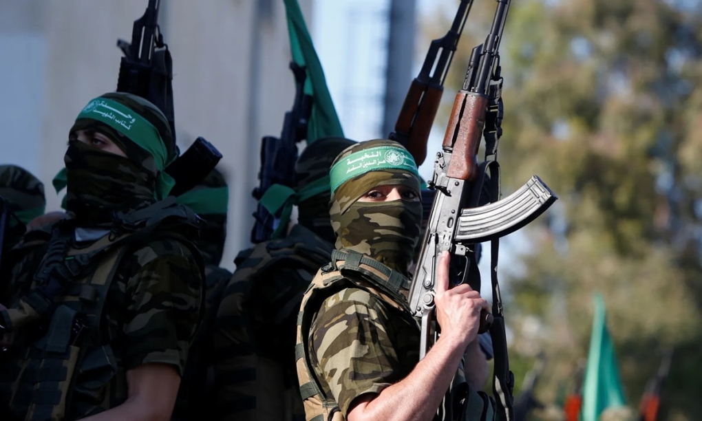 Một tay súng Hamas ở Gaza City hồi tháng 5/2021. Ảnh: Reuters