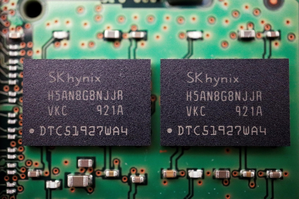 Chip nhớ của SK Hynix trên một bo mạch máy tính. Ảnh: Reuters