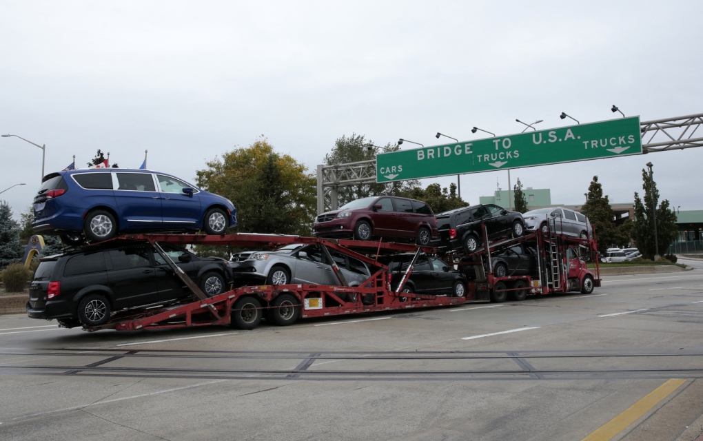 Xe tải chở ôtô từ Windsor, Canada đến Detroit, bang Michigan, Mỹ tháng 10/2018. Ảnh: AFP